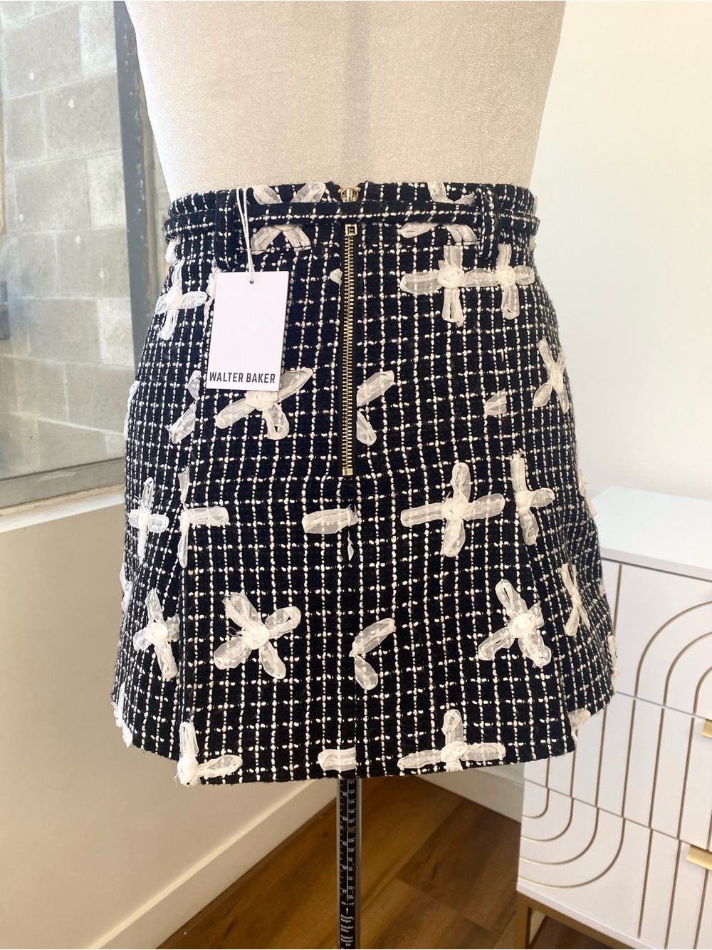 Walter Baker NWT Daniella Fleur Tweed Bow Mini Skirt Black, Size 2 - Picture 3 of 8